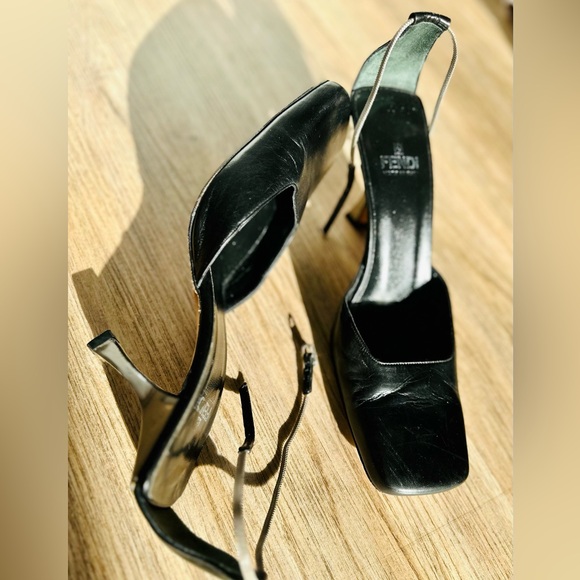 Vintage FENDI leather and chain heels - Size 7.5 - Picture 4 of 4